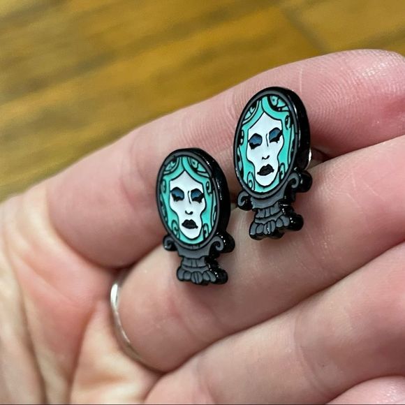 Madame Leota and haunted mansion stud earrings - Picture 11 of 15
